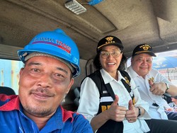 Saat Sri Mulyani-Airlangga Naik Truk, Lepas Kontainer Barang Impor di Priok