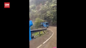 VIDEO: Truk Nyaris Tertimbun Tanah Longsor di Sitinjau Lauik Padang