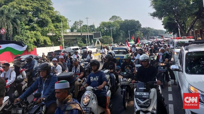 Aksi massa berbusana dominan putih dan hitam memadati sebagian badan jalan Medan Merdeka Selatan, Jakarta Pusat sejak pukul 08.00 WIB.