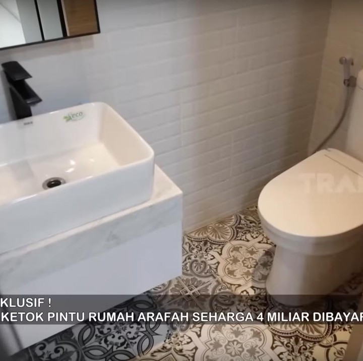 <p>Di dekat dapur, terdapat satu kamar mandi berukuran kecil. Meski terbilang sempit, namun ruangan yang didominasi keramik putih ini lengkapi wastafel plus cermin, shower, juga toilet duduk.(Foto: YouTube @TRANS7 OFFICIAL)<br /><br /><br /></p>
