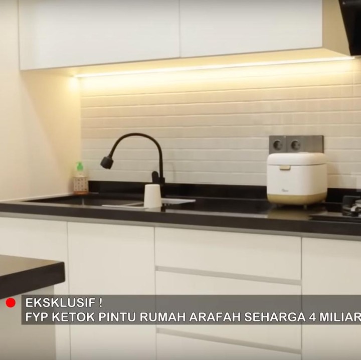 <p>Dari depan, rumah Arafah terlihat asri dengan halaman yang nyambung dengan parkiran mobil. Sedangkan berikut ini merupakan sisi dalam rumah, khususnya dapur, Bunda. (Foto: YouTube @TRANS7 OFFICIAL)<br /><br /><br /></p>