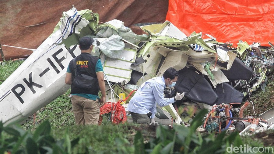 Bangkai Pesawat Jatuh di BSD Belum Dievakuasi Pesawat latih dengan nomor registrasi PK-IFP jatuh di kawasan BSD, Serpong, Tangerang Selatan, dan menewaskan 3 orang. Hingga pukul 17.28 WIB, bangkai pesawat belum dievakuasi.