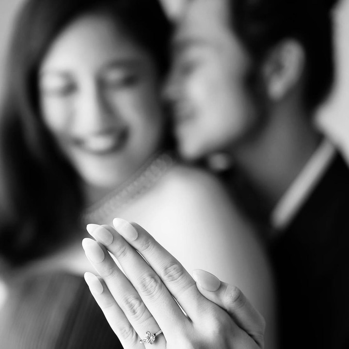 <p>Penyanyi berusia 24 tahun ini melamar sang kekasih dengan cincin. Melalui akun Instagram pribadi, keduanya mengumumkannya dengan potret manis hitam putih. "<em>It smells like forever. I love you! 18. 05. 2024</em>," tulis Sitha di kolom <em>caption</em> dengan menyisipkan emotikon cincin. (Foto: Instagram @sithamarino dan @bastiansteel)<br /><br /><br /></p>