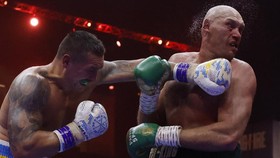 Hasil Tinju Dunia: Hajar Fury, Usyk Juara Kelas Berat Tak Terbantahkan