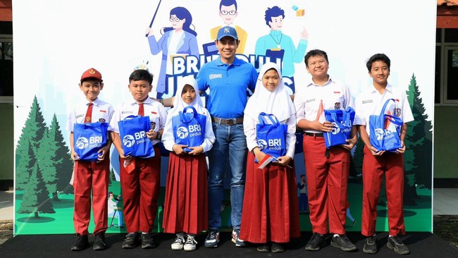 BRI melalui aktivitas Corporate Social Responsibility (CSR) BRI Peduli memberikan bantuan infrastruktur penunjang di SDN 01 dan SDN 02 Gunung Geulis, Bogor.