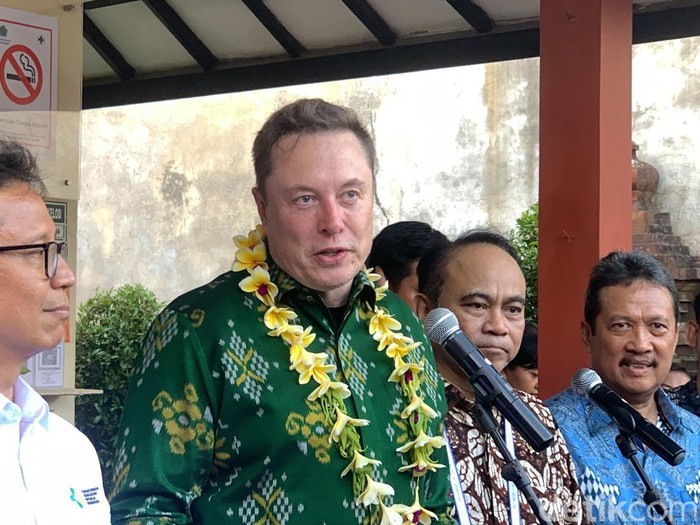 CEO SpaceX Elon Musk saat konferensi pers setelah meresmikan jaringan Starlink di Puskesmas Pembantu Sumerta Kelod di Kota Denpasar, Minggu (19/5/2024)