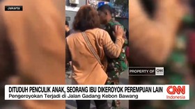 VIDEO: Dituduh Penculik Anak, Seorang Ibu Dikeroyok.