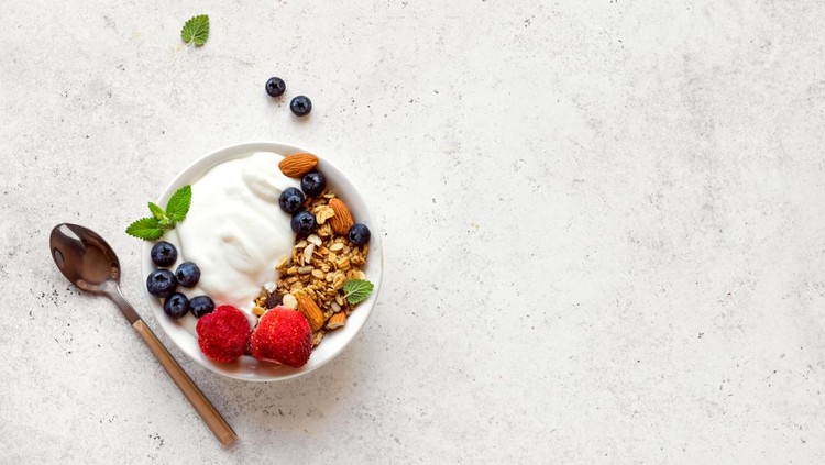 Greek yogurt dan kacang granola