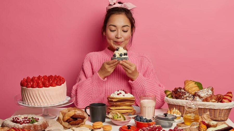 Ilustrasi seorang wanita dan kue/Foto: freepik.com/wayhomestudio