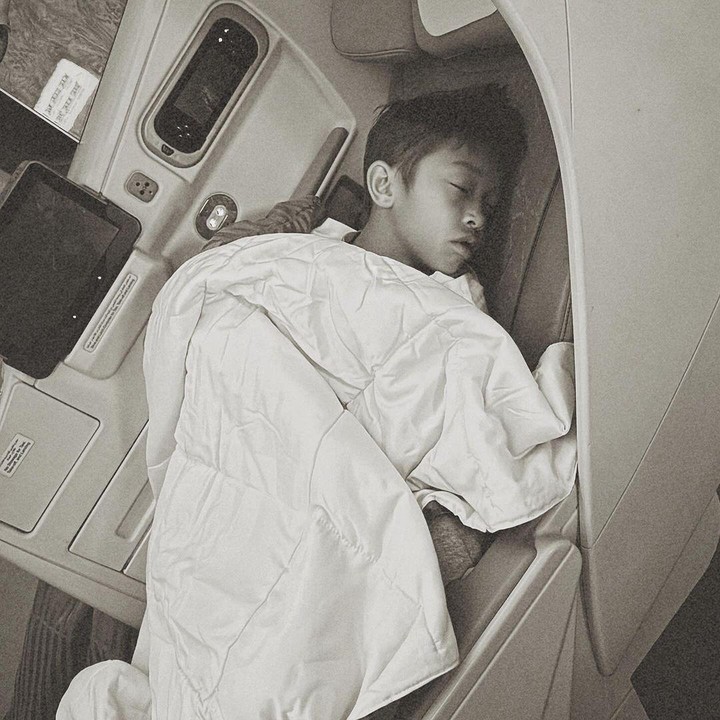 <p>Akan tetapi, pengalaman ini ia syukuri. Jennifer mengaku senang karena ia dan anak-anak tetap bisa menikmati perjalanan karena mereka dapat diajak bekerjasama. "Namun sangat senang dan bangga dengan kru kecil saya, semua orang membantu, menikmati perjalanan dan kami bersenang-senang. Sedikit kekacauan adalah suatu keharusan, tetapi tidak apa-apa," tuturnya. (Foto: Instagram @jenniferbachdim)<br /><br /></p>