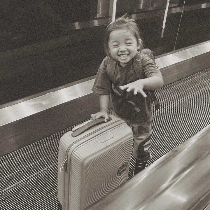 <p>Dalam unggahan yang dikutip di akun Instaram pribadinya, Jennifer menyebut perjalanan mereka dari Bali transit ke London sebelum sampai di destinasi akhir Lisbon, Portugal ini luar biasa. "Wow perjalanan yang luar biasa!!! Sepanjang perjalanan dari Bali ke London hanya saya dan anak-anak," katanya melalui akun @jenniferbachdim. (Foto: Instagram @jenniferbachdim)<br /><br /><br /></p>
