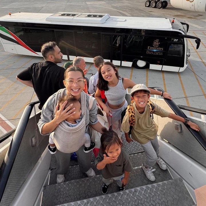 <p>Jennifer Bachdim kembali menuai decak kagum netizen nih, Bunda. Istri pesepakbola Irfan Bachdim ini membagikan momen perjalanannya menggunakan pesawat bersama anak-anaknya. (Foto: Instagram @jenniferbachdim)<br /><br /><br /></p>