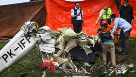 FOTO: Evakuasi Korban Tewas Kecelakaan Pesawat di BSD Tangsel