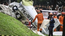 FOTO: Penertiban Parkir Liar Jakarta hingga Pesawat Jatuh di BSD