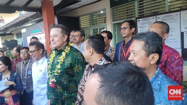 Bos Tesla Elon Musk menyatakan ketertarikannya untuk berinvestasi di Indonesia usai meresmikan jasa internet Starlink di Bali pada Minggu (19/5).