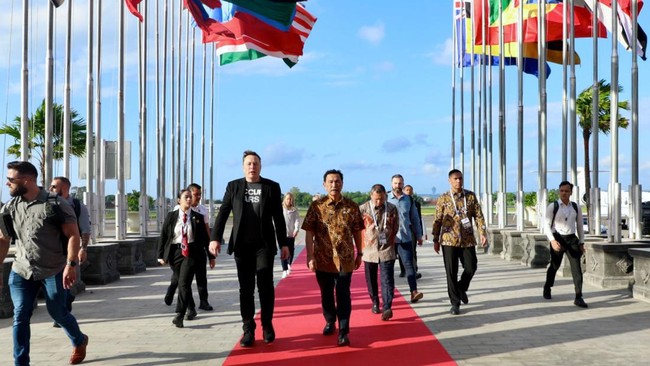 Menko Maritim dan Investasi Luhut Binsar Pandjaitan mengatakan Elon Musk menilai pasar mobil listrik lesu dan mempertimbangkan investasi Indonesia. 
