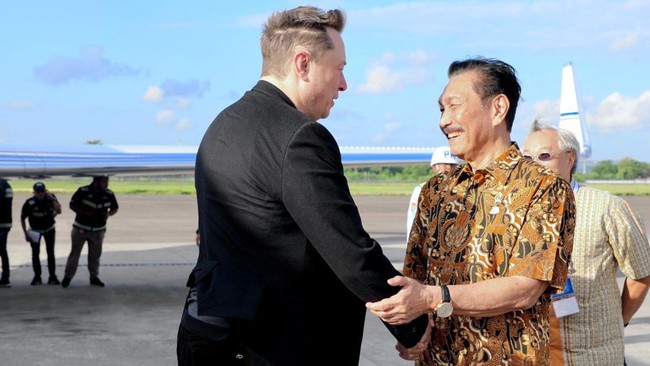 Menkomarinves Luhut Binsar Panjaitan menyebut Tesla tengah berkonsentrasi dengan bisnis sehingga tak membangun pabrik di negara lain.