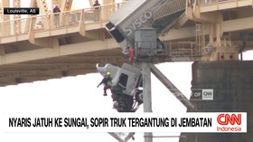 VIDEO: Nyaris Jatuh ke Sungai, Sopir Truk Tergantung di Jembatan.