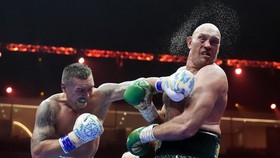 FOTO: Detik-detik Usyk Hajar Tyson Fury di Arab Saudi