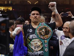 Oleksandr Usyk Sah Jadi Raja Tinju Dua Kelas