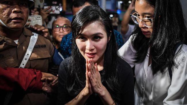 Tas bermerek hingga perhiasan Sandra Dewi dipastikan sold out dalam pelelangan barang rampasan negara Mei 2026. (ANTARA FOTO/Galih Pradipta)