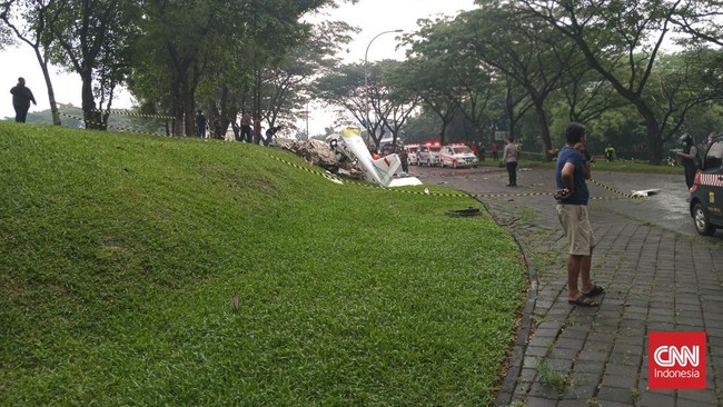 Tiga korban meninggal bumi akibat pesawat jatuh di area Bumis Serpong Damai (BSD), Tangerang Selatan telah dibawa ke RS Polri Kramat Jati, Jakarta Timur.