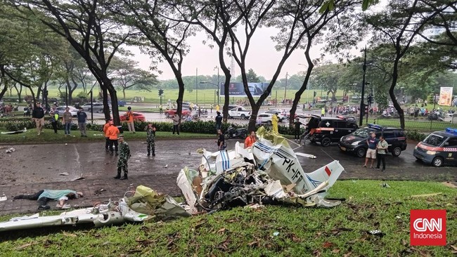 Korban pesawat jatuh di Lapangan Sunburst, BSD City, Serpong, Tangerang Selatan, berjumlah tiga orang.