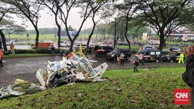 Warga memandang pesawat sempat mengeluarkan asap sebelum jatuh di BSD City, Tangsel.