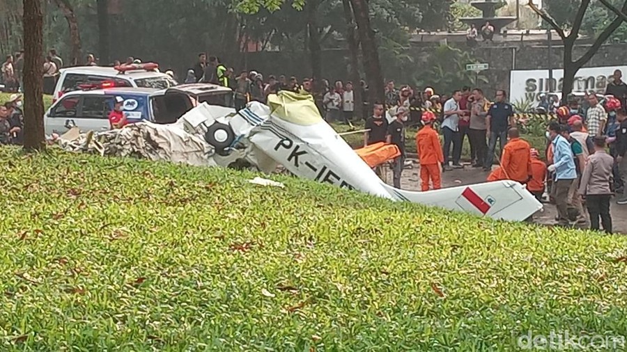 Sebuah pesawat latih jatuh di kawasan BSD, Serpong, Tangerang Selatan. Kondisi pesawat hancur.