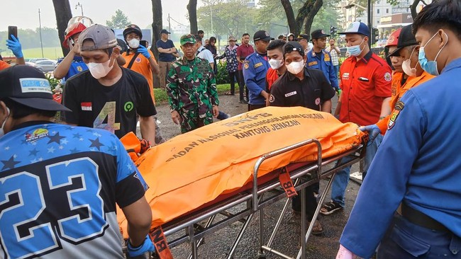 Penyerahan Haru: Pihak Keluarga Terima Jenazah Korban Tragedi Pesawat di BSD