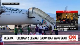 VIDEO: Pesawat Turunkan 1 Jemaah Calon Haji yang Sakit.