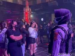 Razia Diskotek, Polisi Amankan 6 Pengunjung dan Pil Obat-obatan di Lantai