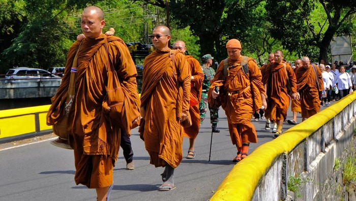 Sejumlah Bhikkhu Thudong berjalan kaki menyusuri jalan raya di Bengkal, Kranggan, Temanggung, Jawa Tengah, Minggu  (19/5/2024). Sebanyak 40  Bhikkhu Thudong singgah di sejumlah tempat ibadah dalam perjalanan dari Semarang menuju Candi Borobudur sebagai wujud toleransi dan pesan damai sejalan dengan tema Thudong 2024 yaitu Perjalanan dengan Kesadaran Keberagaman untuk Jalan Hidup Luhur, Harmonis dan Bahagia. ANTARA FOTO/Anis Efizudin/Spt.