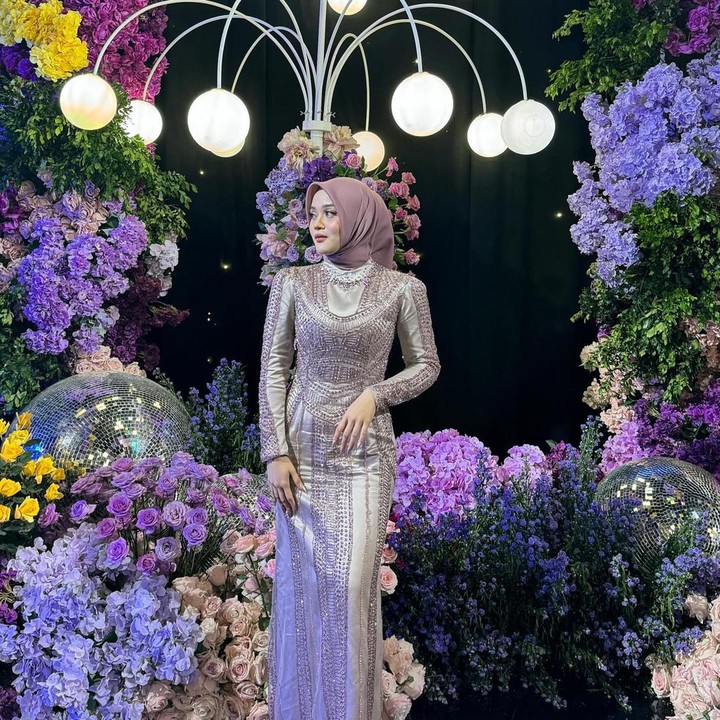 <p>Di puncak acara, yakni resepsi Rizky dan Lini Putri lagi-lagi menuai decak kagum dengan outfit yang dikenakannya, Bunda. Ia tampil lebih glamor dengan <em>silky maxi dress</em> yang dihiasi <em>beads</em> berwarna senada.(Foto: Instagram @putridelinaa)<br /><br /><br /></p>