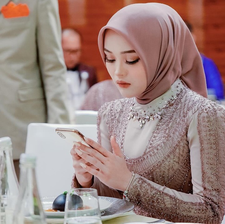 <p>Dalam rangkaian acara pernikahan Rizky Febian dan Mahalini, penampilan Putri Delina cukup mencuri perhatian ya, Bunda. Adik perempuan satu-satunya Rizky ini tampil menawan dengan beberapa outfit yang ia kenakan. (Foto: Instagram @putridelinaa)<br /><br /><br /></p>