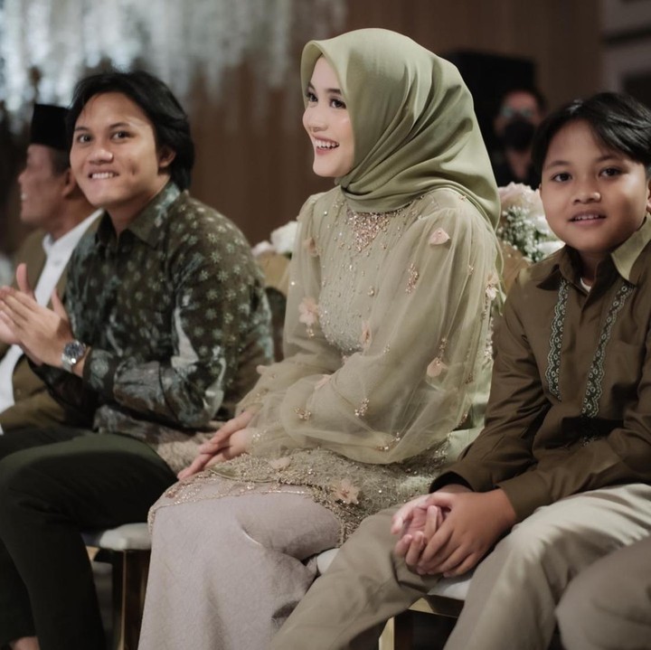 <p>Dimulai dari acara lamaran, Putri Delina tampil menawan dengan busana kebaya berwarna hijau sage dengan detail payet keemasan di bagian leher serta kerudung senada.(Foto: Instagram @putridelinaa)<br /><br /><br /></p>