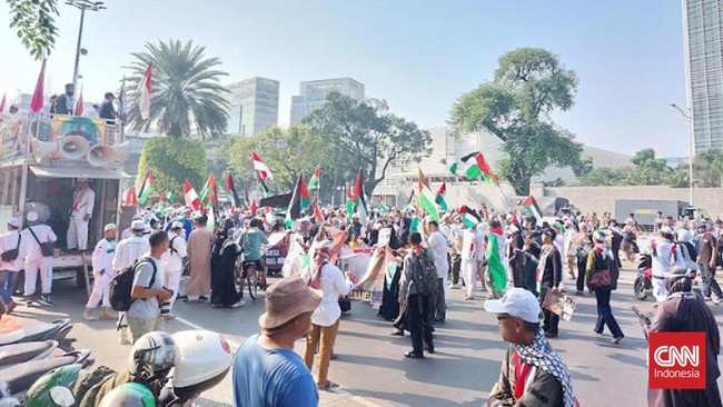 Ratusan masyarakat dari kawasan Jabodetabek menggelar aksi bela Palestina di depan Kedutaan Besar Amerika Serikat (Kedubes AS), Minggu (19/5).