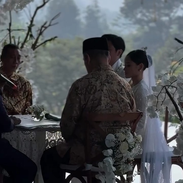 <p>Diketahui, hari bahagia tersebut berlangsung pada Jumat (17/5/2024) lalu. Sebelumnya, Sasqia sudah bertunangan dengan kekasihnya pada akhir Februari 2024.(Foto: Instagram @ale_aulia)<br /><br /><br /></p>