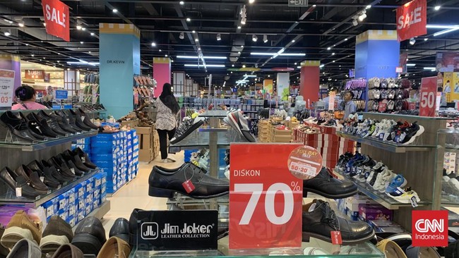 Aneka Sepatu dan Sandal Diskon hingga 70% di Transmart Full Day Sale Selama gelaran Transmart Full Day Sale hari ini, sandal dan sepatu berbagai merek untuk berbagai usia diskon hingga 70 persen + 20 persen.