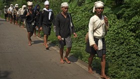Seba Baduy 2025, Warga Baduy Jalan Kaki Bertemu Gubernur Banten