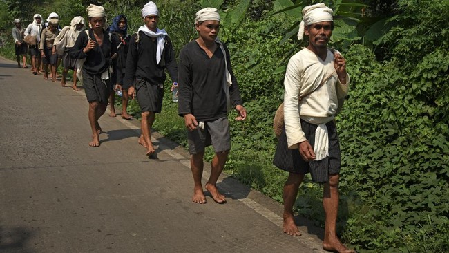 Seba Baduy 2025, Warga Baduy Jalan Kaki Bertemu Gubernur Banten Ribuan masyarakat Baduy melakukan ritual Seba, menempuh 80 km ke Pendopo Gubernur Banten, membawa hasil bumi sebagai simbol silaturahmi dan harapan.
