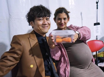 5 Potret Qurrotu Ayun & Qibil Menanti Kelahiran Anak Pertama sambil Nonton The Changcuters