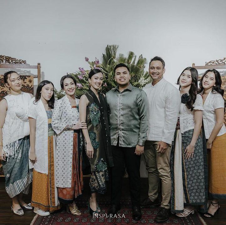 <p>Momen lamaran tersebut diketahui diselenggarakan secara <em>intimate,</em> hanya dihadiri oleh keluarga dan teman-teman terdekat Nabila dan calon suaminya. Itu diketahui dari beberapa potret yang diunggah oleh Sang Ayah. (Foto: Instagram@t_orasudi_ro)</p>