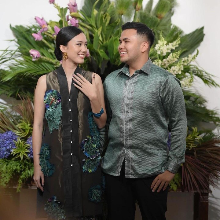 <p>Tora mengaku masih tidak menyangka bahwa anak pertamanya akan segera menikah. "Bener2 engga ngira si anak kriwil bergigi ompong itu sekarang udah segede gini, dan udah siap menuju jenjang kehidupan yang berikutnya. Semoga dilancarkan dan dimudahkan sampai hari H nanti, bismillah," tulis Tora, dikutip dari laman <em>Instagram@t_orasudi_ro,</em> Senin (20/5/2024). (Foto: Instagram@t_orasudi_ro)</p>