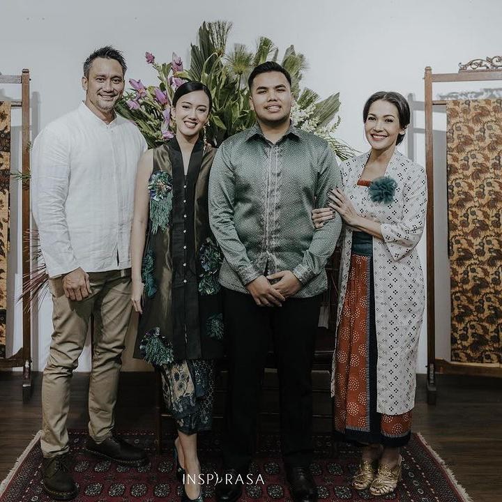 <p>Tora Sudiro dan keluarga tengah berbahagia, Bunda. Pasalnya, ia baru saja melangsungkan acara lamaran untuk putri sulungnya yang bernama Azzahra Nabila Sudiro. (Foto: Instagram@t_orasudi_ro)</p>