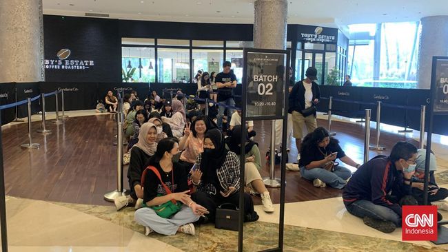 Seorang ARMY asal Bandung rela pulang-pergi ke Jakarta demi mendapatkan koleksi merchandise BTS edisi limited edition.