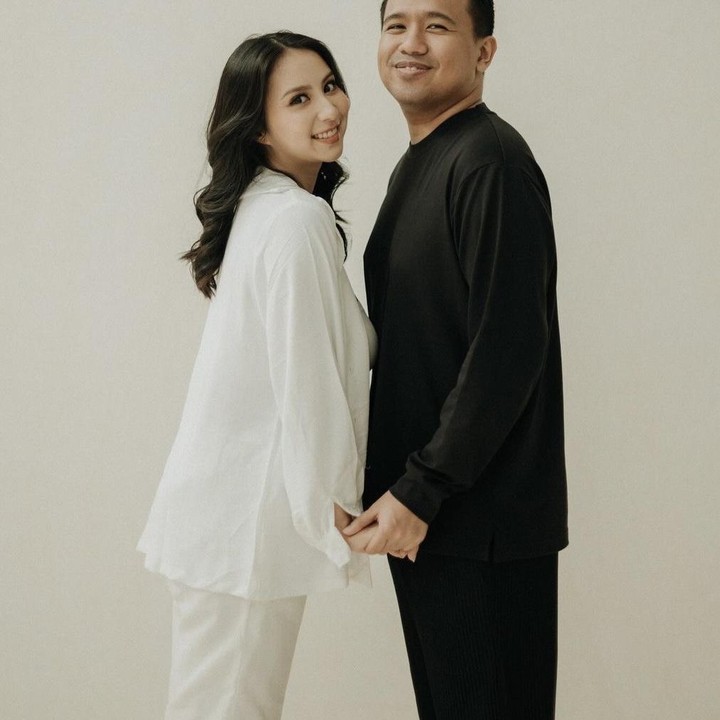 <p>Berbeda dengan konsep sebelumnya, Clairine kali ini menggunakan pakaian berwarna serba putih. Sementara itu, Joshua menggunakan pakaian berwarna serba hitam. Meski sederhana, pasangan yang satu ini tampak serasi sekali ya. (Foto: Instagram @clairineclay).</p>