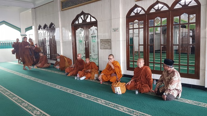 Biksu thudong sempat istirahat di serambi Masjid Baiturrohmah Bengkal, Kecamatan Kranggan, Kabupaten Temanggung, Minggu (19/5/2024).