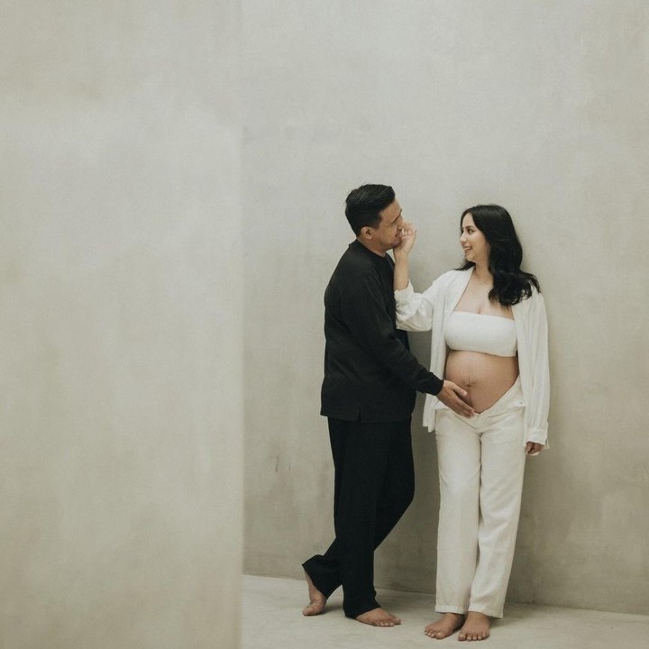 <p>Bunda, itulah potret Clairine Clay yang baru melakukan maternity shoot dengan Joshua Suherman beberapa waktu yang lalu. Kini, keduanya pun semakin antusias menyambut kehadiran sang anak. Semoga persalinannya lancar ya. (Foto: Instagram @clairineclay).</p>