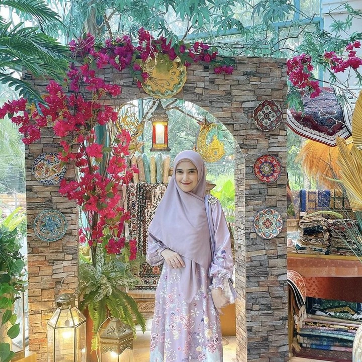 <p>Bunda, saat ini Nadya Mustika Rahayu tengah menjalani kehamilan. Bukan pertama kali, kehamilannya kali ini akan membuat dirinya menjadi Bunda dari dua anak. Sebentar lagi, anaknya yang bernama Syaki juga akan menjadi kakak. (Foto: Instagram @nadyamustikarahayu).</p>